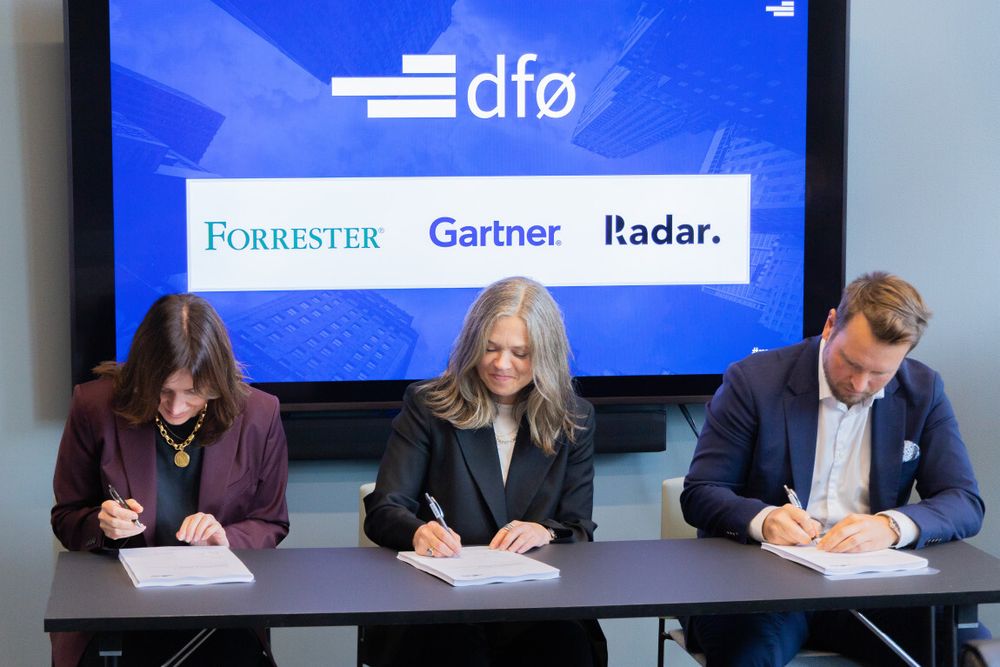 Globale Forrester og Gartner blir utfordet av Radar, som håper på en større del av markedet i Norge som følge av en fersk avtale. Anna Ulvefjord (Forrester Research LTD), Elin Ronesen (Gartner Norge AS), Stian Brekke (Radar Norway AS) signerer kontrakten.