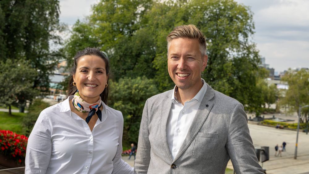 Shkurte Olluri og Tor-Erik Mathisen ved Accentures norske hovedkontor i Rådhusgata i Oslo.