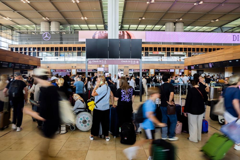Mange mennesker kommer seg ikke av gårde på grunn av angrepet på flere flyplasser. Bildet er fra Berlin Brandenburg Airport i Schönefeld, Tyskland, i 2024, da det også var IT-problemer. 