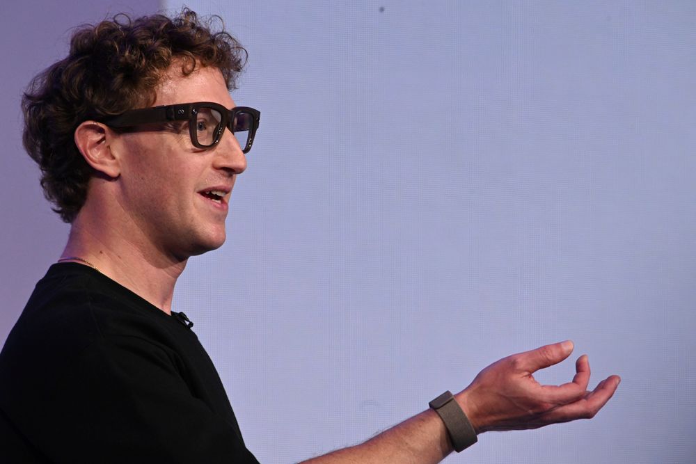 Mark Zuckerberg med de nye Meta Ray-Ban Display og armbåndet som gjør at man kan styre brillene med fingerbevegelser.