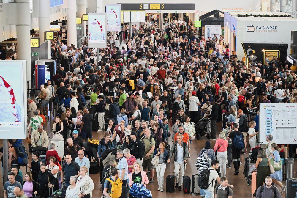 Mye folk og lange køer ved Zavantem-flyplassen i Brussel lørdag. Mandag fortsetter forsinkelsene etter et dataangrep før helgen. 