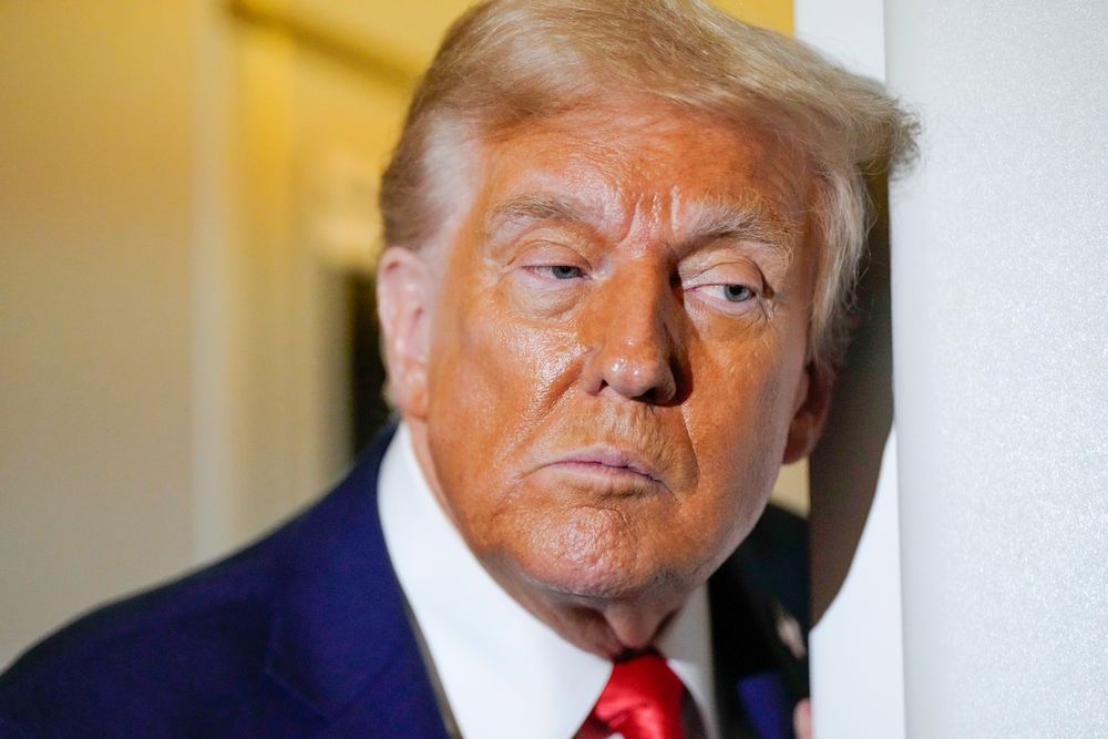 President Donald Trump snakker med journalister om bord på Air Force One etter å ha deltatt i en minneseremoni for den konservative aktivisten Charlie Kirk i Arizona søndag.