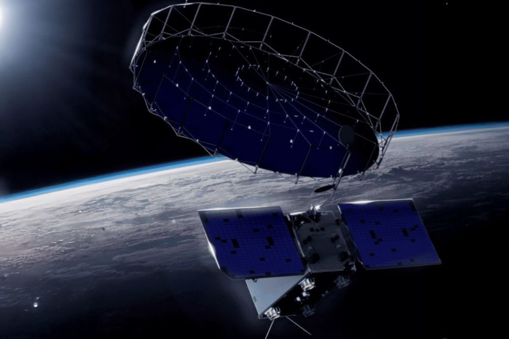 Slik skal de nye satellittene som SSTL bygger for Space Norway ,se ut. Selskapene mener de har klart å kombinere hittil uoppnåelige egenskaper og at de nye satellittene vil revolusjonere havovervåkningen når de skytes opp fra 2027.