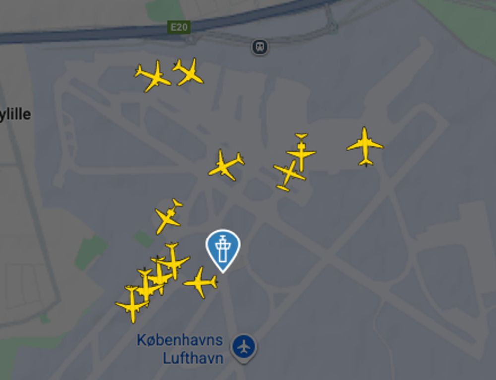København lufthavn Kastrup var stengt i flere timer på grunn av droner i området, og ingen fly fikk lande eller ta av. Flyplassen åpnet igjen rundt klokken 0.30.