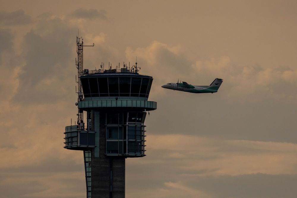Mandag kveld ble en drone observert i nærheten av Oslo lufthavn. Her er flytårnet ved flyplassen avbildet ved en tidligere anledning. 
