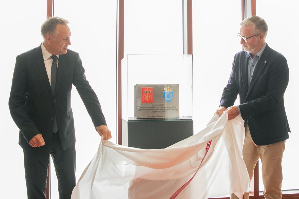 Forsvarsminister Tore O. Sandvik og Forsvarsbygg-sjef Thorbjørn Thoresen avdekket grunnstenen under overlevering av ny garnison i Porsanger i slutten av august.