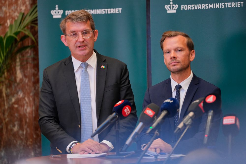 Forsvarsminister Troels Lund Poulsen og justisminister Peter Hummelgaard på torsdagens pressekonferanse.