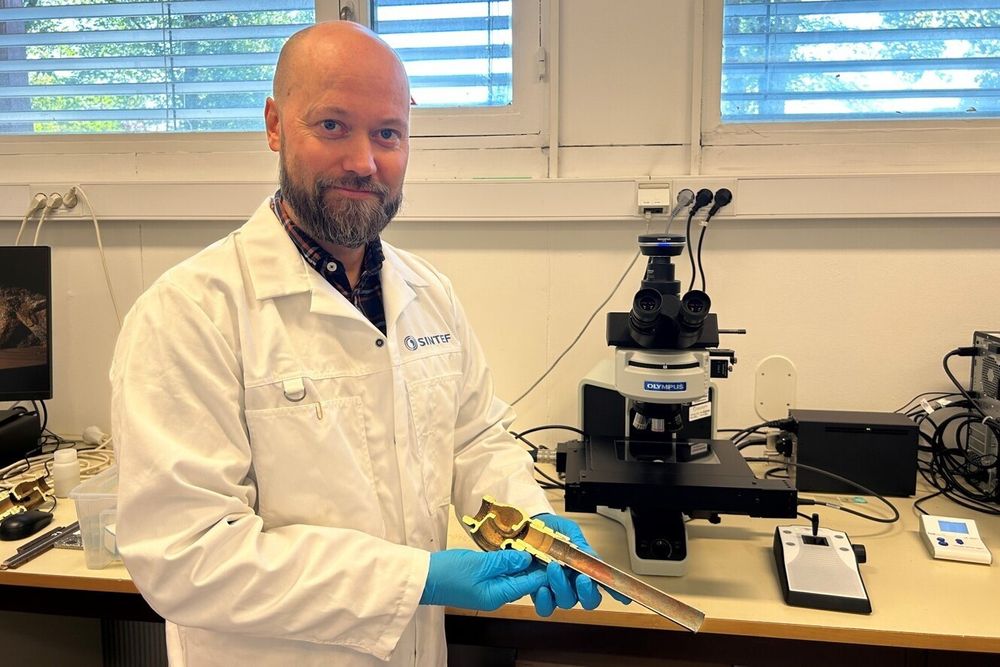 Sintef-forsker Ruben Lien Johansen i kjemilaboratoriet., der han og kollegene har sett nøye på levetiden for vann- og avløpsrør.