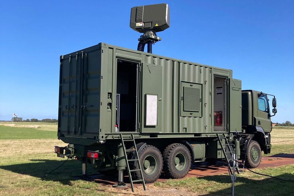 Et slikt lastebilbasert Weibel Xenta-M5 radarsystem er nå installert ved København lufthavn. Det skal være spesielt utviklet for å oppdage droner.