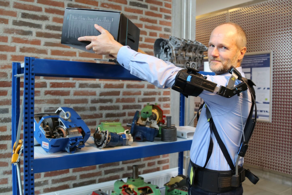 John Rasmussen er professor i biomekanikk ved Aalborg universitet. Her er han iført et av de eksoskjelettene han jobber med å beregne effekten av.