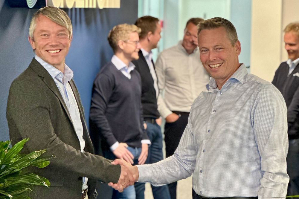 Jørn Seglem fra Evidi og Edvin Valen fra Auzilium med teamet i bakgrunnen. Evidi har kjøpt Auzilium, et norsk miljø som jobber med Microsoft Dynamics 365 Business Central.