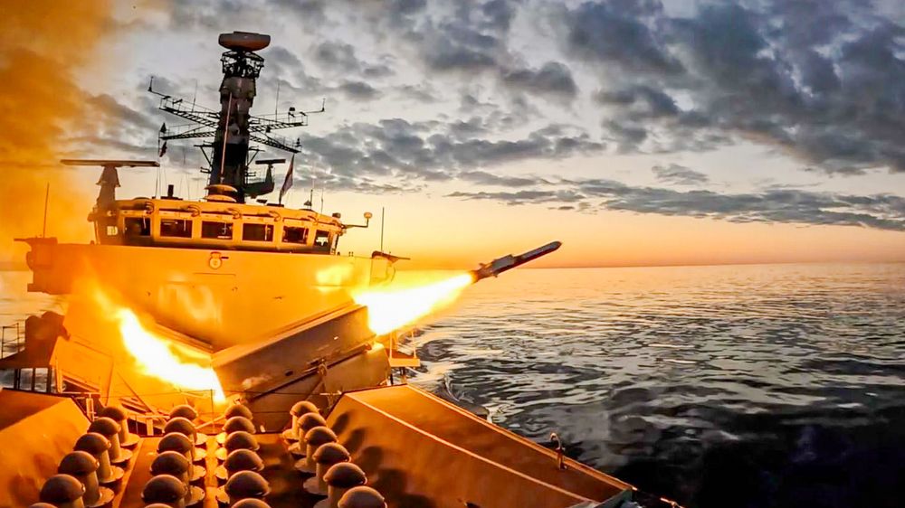 Et NSM-missil skytes ut fra den britiske fregatten HMS «Somerset» under øvelsen Ægir-25 utenfor Andøya i september 2025.