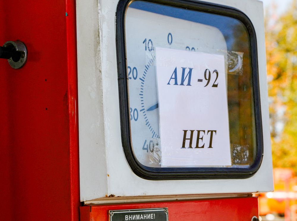 En lapp sier at det er tomt for 92 oktan på en bensinstasjon i Nizjnij Novgorod-regionen 26. september.