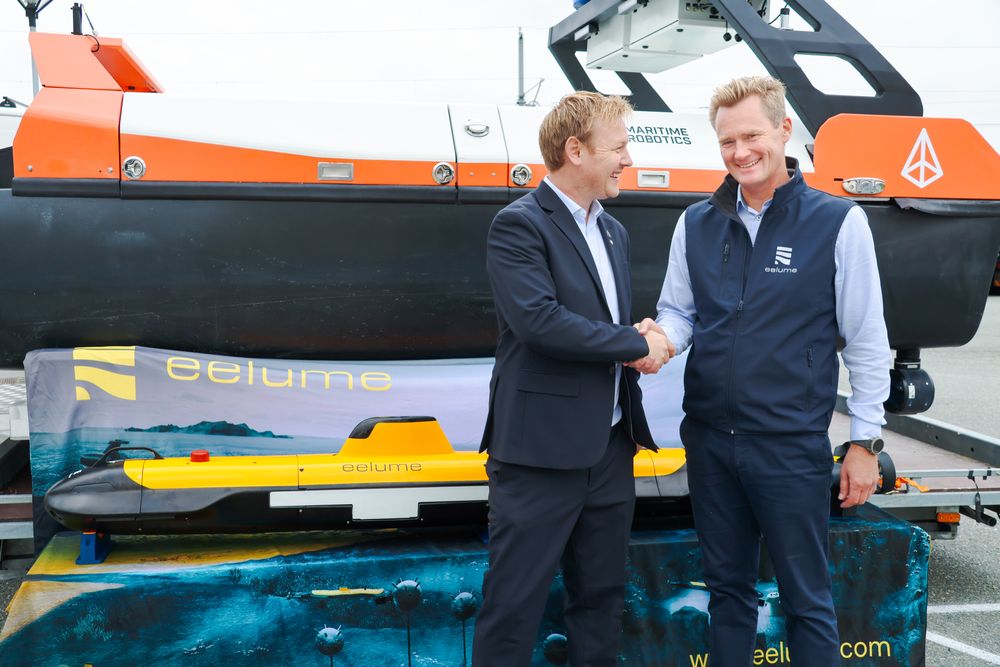 Eirik Hovstein i Maritime Robotics og Thomas Nygaard i Eelume inngår samarbeid om å tilby autonome løsninger til havs.