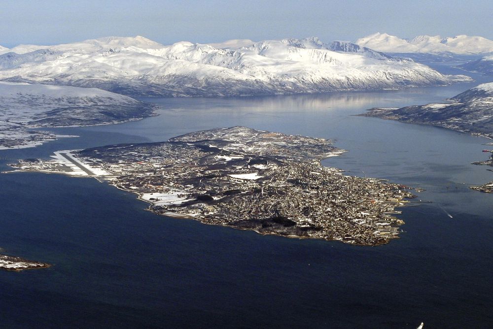Fra Langnes lufthavn på Tromsøya vil Nkom kunne rykke ut raskere enn i dag for å undersøke forstyrrelser og jamming, som det har vært mye av i nordområdene de siste årene. Nkom mener det nye kontoret er viktig for Norges digitale beredskap.