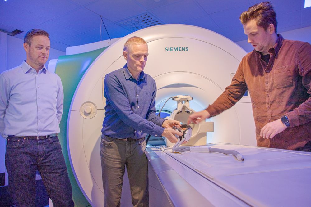 F.v.: Thomas Omdahl, Trond Ytrøy, Kristoffer Løvall i NordicNeuroLab som utvikler elektronikk til bruk i og ved MR-maskiner. Disse øreklokkene er de første med aktiv støyfjerning til bruk i MR-maskiner.
