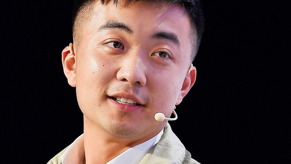 Nothing-sjef Carl Pei mener mobiltelefonen snart vil dele lommeplass med KI-maskinvareprodukter og at det kan skje allerede neste år.