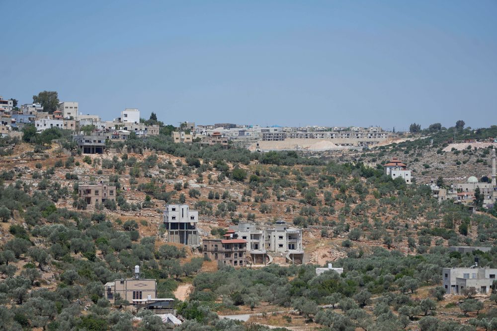 Den israelske bosetningen Bruchin regnes som ulovlig etter folkeretten, da den er på den okkuperte Vestbredden. Ved siden av ligger den palestinske landsbyen Bruqin.