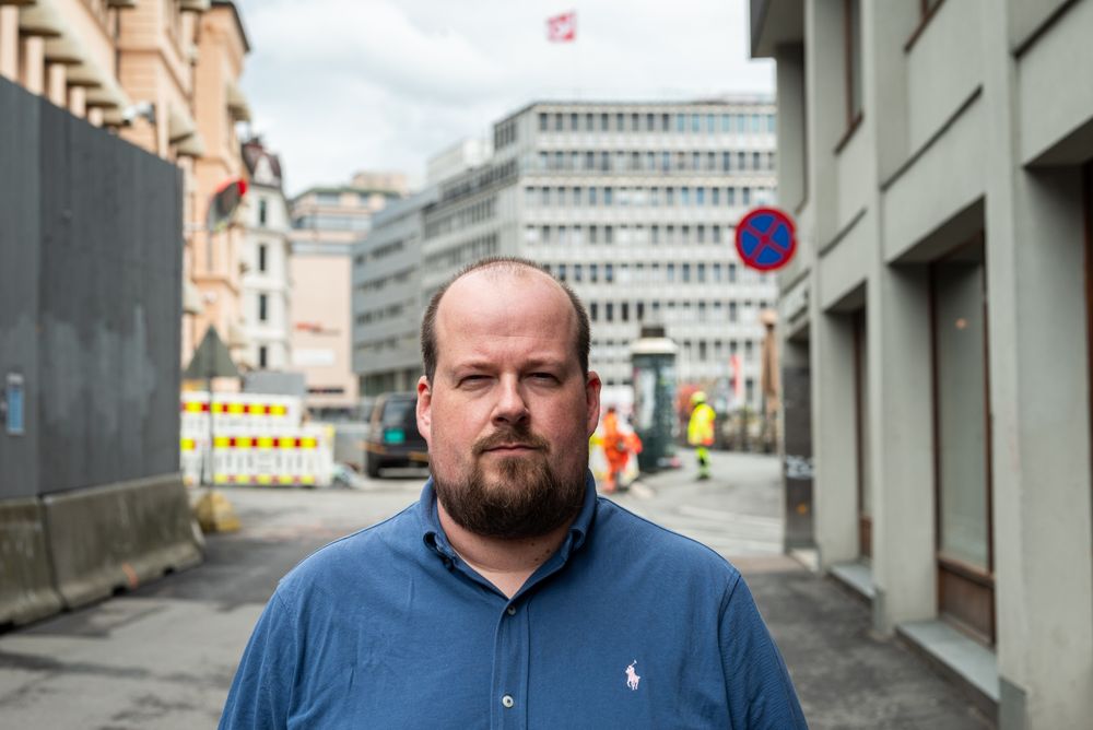 El og IT-forbundet er bekymret for at underleverandører som jobber på ekomnettene kan utføre sabotasje. – Vi mener mer av nettene enn i dag må omfattes av sikkerhetsloven, sier Steffen Bjørkavåg Olsen. Teleoperatørene og digitaliseringsministeren mener nettene allerede er beskyttet av strenge sikkerhetskrav.