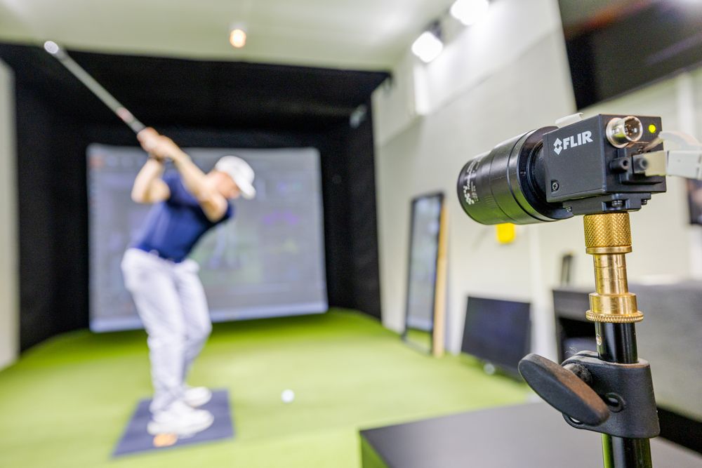 Hos Norsk Golfforbund trener proffe golfspillere i en innendørs simulator. Her brukes kameraer som tar opp til 310 bilder i sekundet.