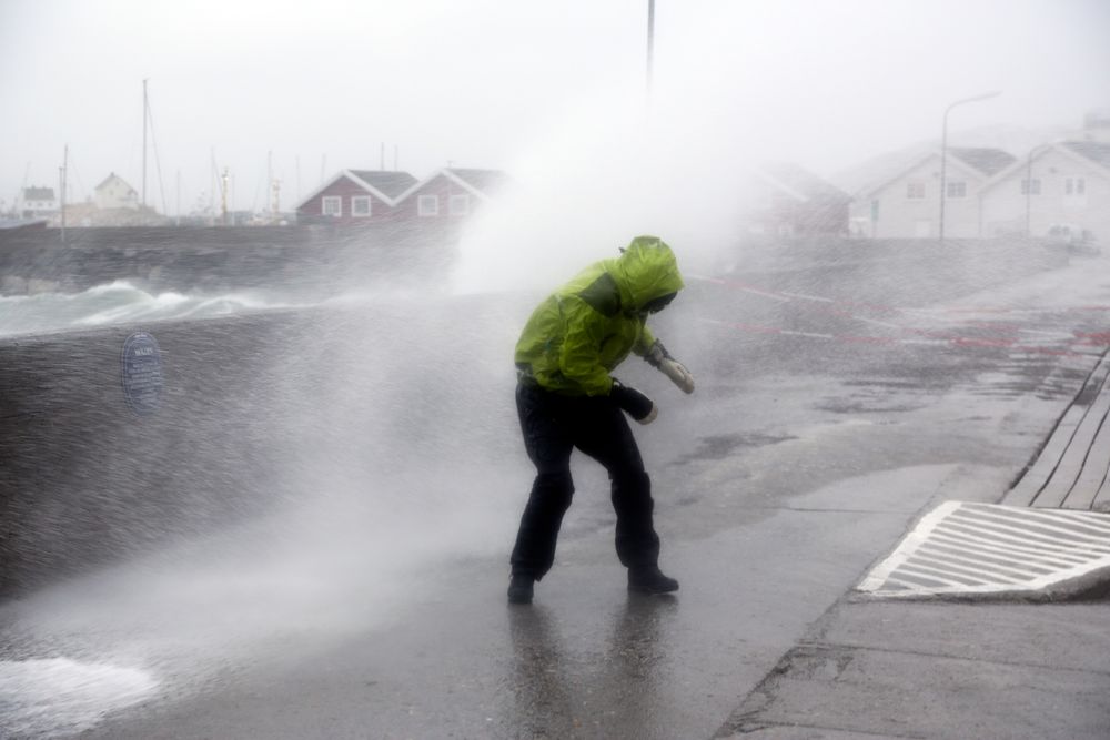 Nkom ber folk finne ut hvor det fins forsterket mobildekning, fordi Metorologisk Institutt advarer om at man flere steder langs kysten av sør-Norge kan få det verste uværet på 25 år denne helga. Men i de fleste kommunene med rødt farevarsel, fins det ikke slik nøddekning.