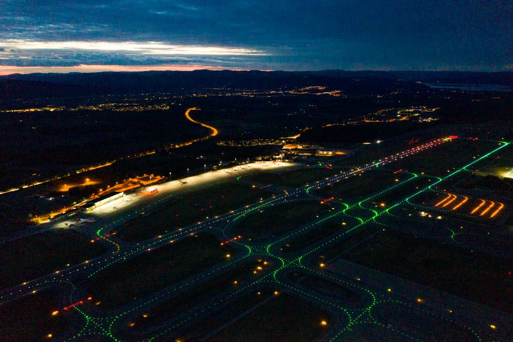 Flere droner skal være sett ved Oslo lufthavn natt til mandag. 