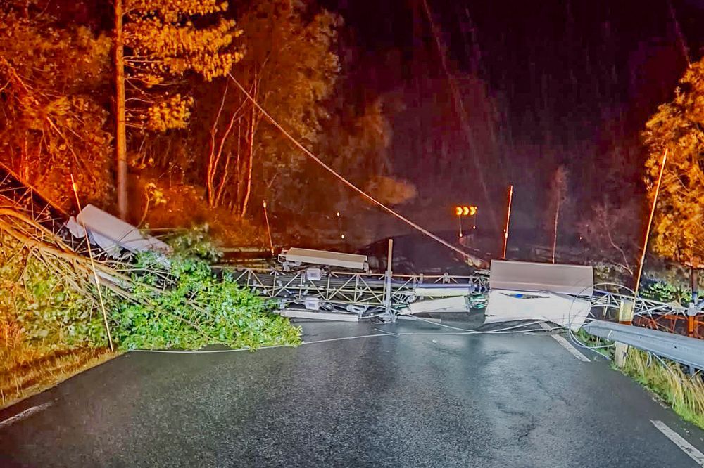 Stormen Amy førte til utfall for både kraftnett og mobildekningen. Her et bilde av en mobilmast i Aurland som har blåst ned og falt over veien.
