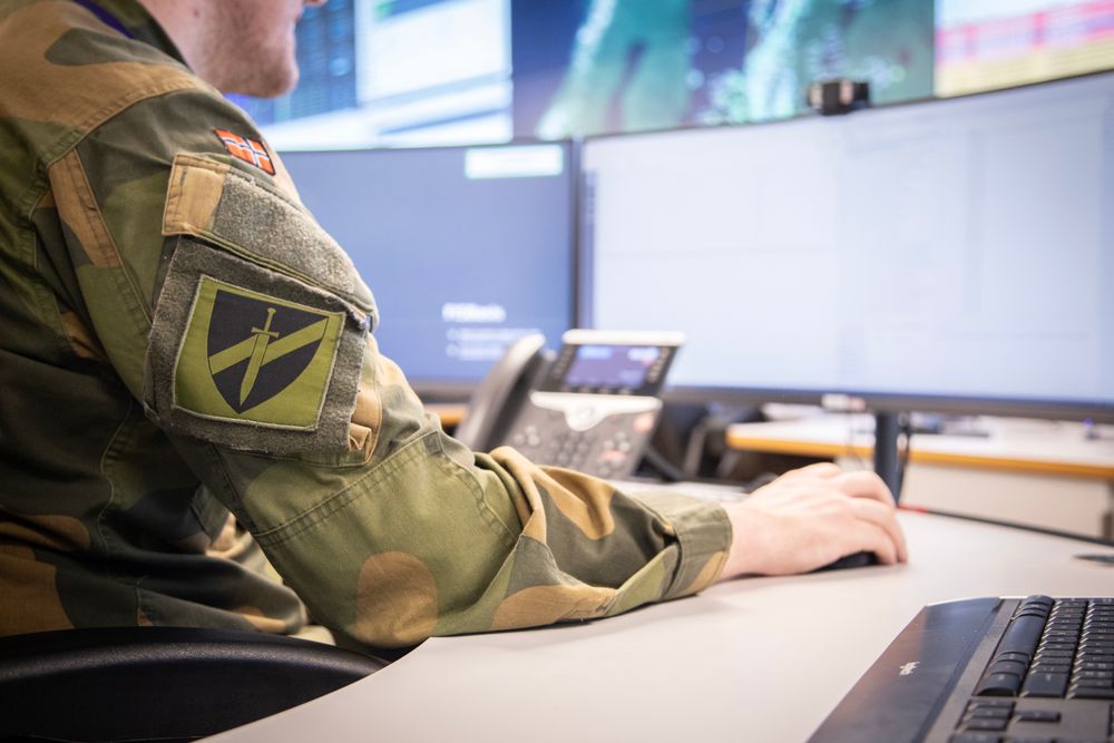 Fra Cyberforsvarets operasjonssenter på Kolsås overvåkes og sikres Forsvarets IT-systemer døgnet rundt. En nylig sårbarhet i SAP-programvaren viser hvor avgjørende dette arbeidet er for nasjonal sikkerhet.