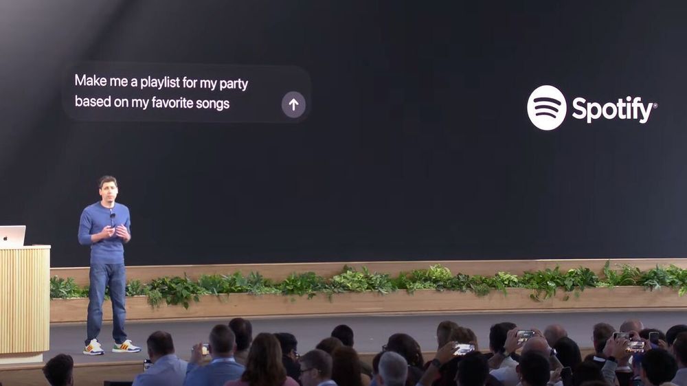 Chat GPT får støtte for apper, blant dem er den populære Spotify-appen, som her demonstrert av Sam Altman.