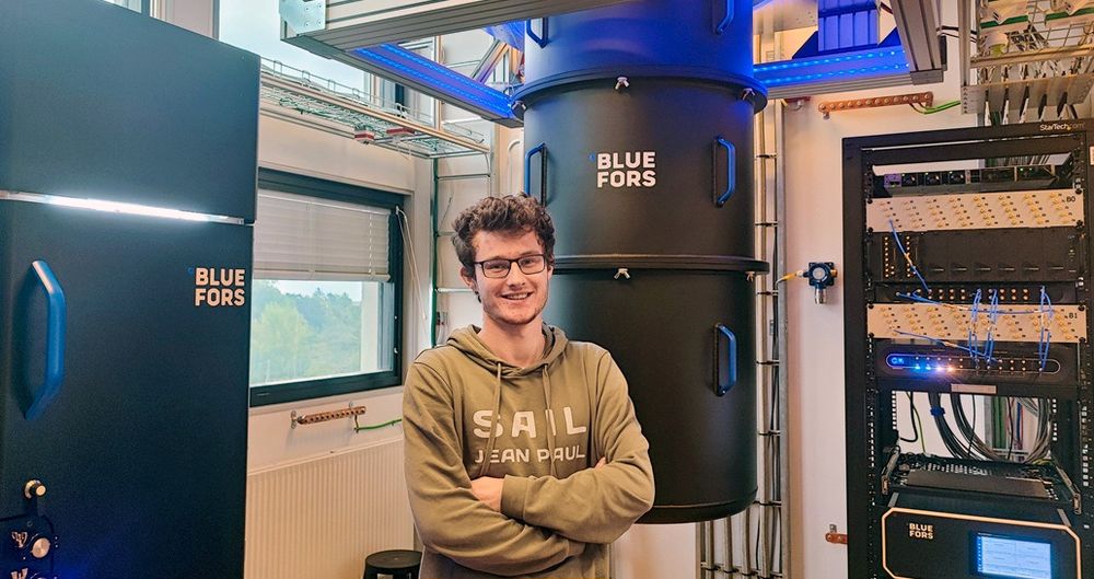 Jacob Benestad foran en eksperimentell setup i laboratoriet ved Niels Bohr Institutet, Københavns Universitet. Den ligner den som ble brukt under eksperimentene ved Massachusetts Institute of Technology.
