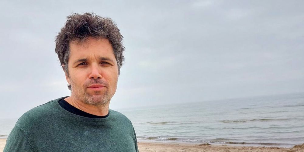 Førsteamanuensis Lucas Bietti finner at språkmodellene ofte kludrer det til for seg. Dermed avslører de at de ikke er mennesker. 