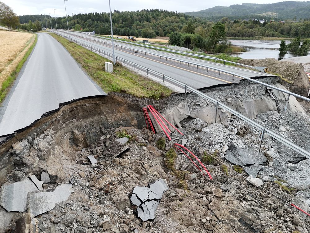 Kvikkleireskredet ved Levanger lørdag rammet både vei og jernbane, og én person døde. Sånn så det ut to dager etter hendelsen.