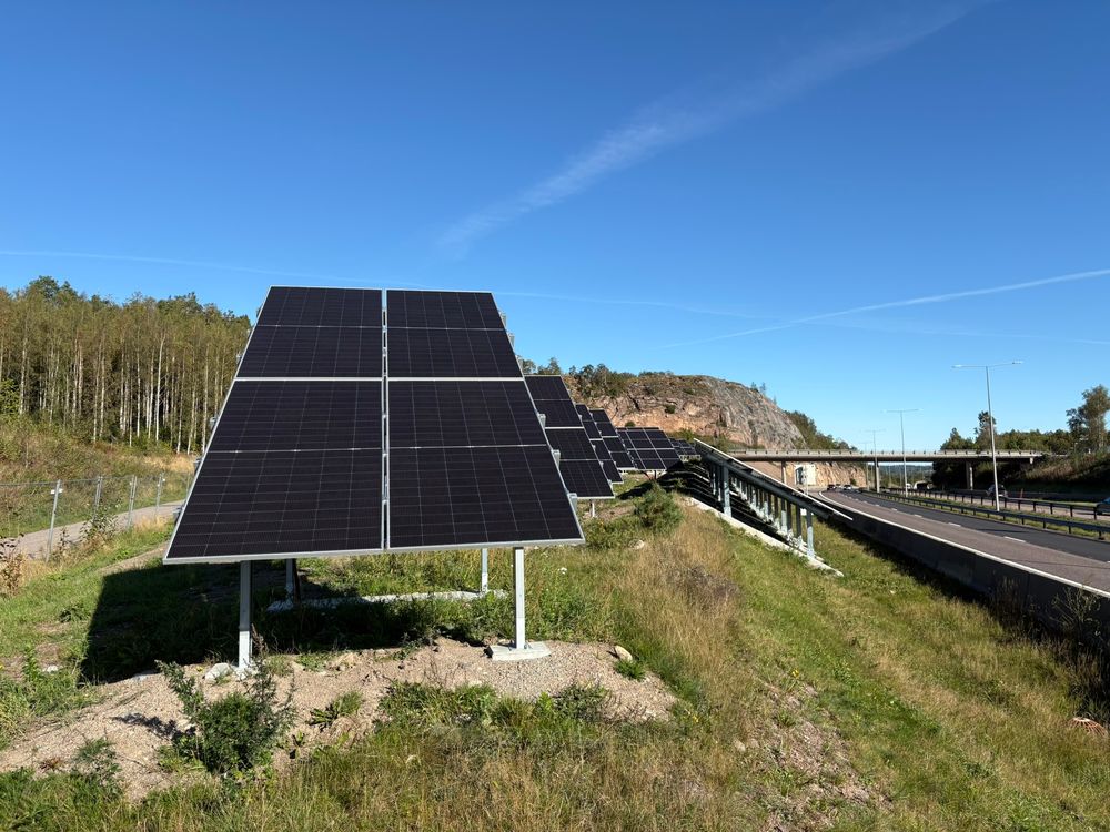 Det nye solcelleanlegget langs E18 ved Stokke i Vestfold er et samarbeidsprosjekt mellom blant andre Hafslund og Statens vegvesen. 
