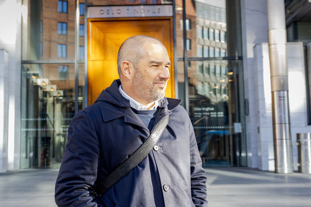 Axel Aloccio på trappen utenfor Oslo tinghus i vinter, da de forsøkte å mekle frem en løsning i saken.