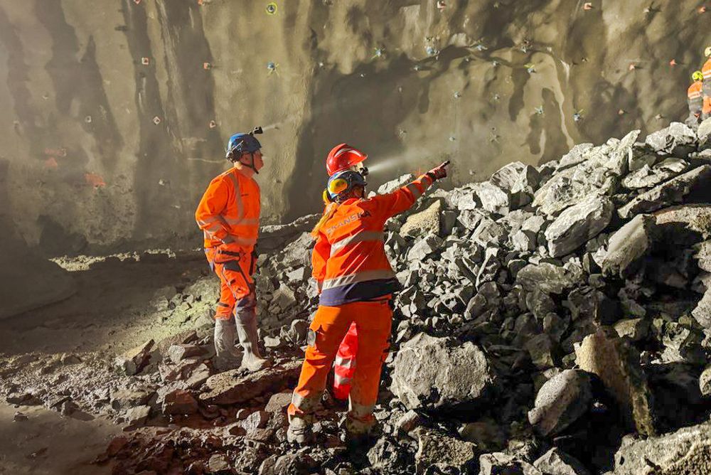 Omtrent 1,5 kilometer inn i fjellet fra øst, og en halv kilometer fra vest har tunnelendene nå nådd hverandre, melder Statens vegvesen.