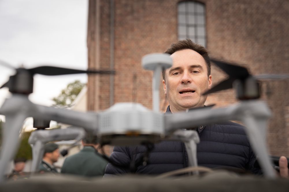 Daglig leder Knut Roar Wiig i Rift Dynamics med en Wåsp-drone, angrepsdronen som ble nylig ble brukt av Hæren i en omfattende test av skarpskyting med droner.