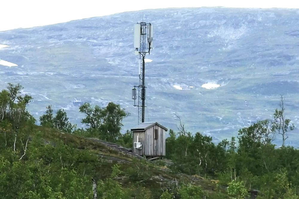 Beredskapsleder Kenneth Brandsås i nettselskapet Tensio i Trøndelag sier at lovverket hindrer dem i å få vite hvor basestasjonene som bør få strøm først, ligger. Dekningsdirektør Bjørn Amundsen i Telenor er uenig og sier de forteller hvor stasjonene befinner seg.