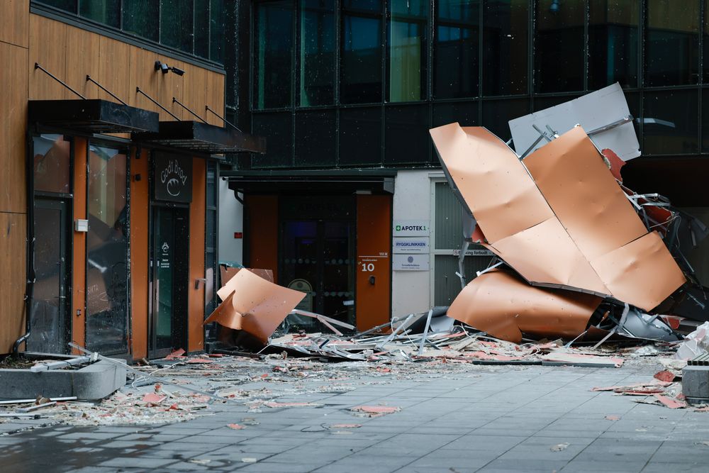 Et tak i Bergen ble tatt av vinden under ekstremværet Amy sist helg. Det var bare én av mange skader og ødeleggelser.