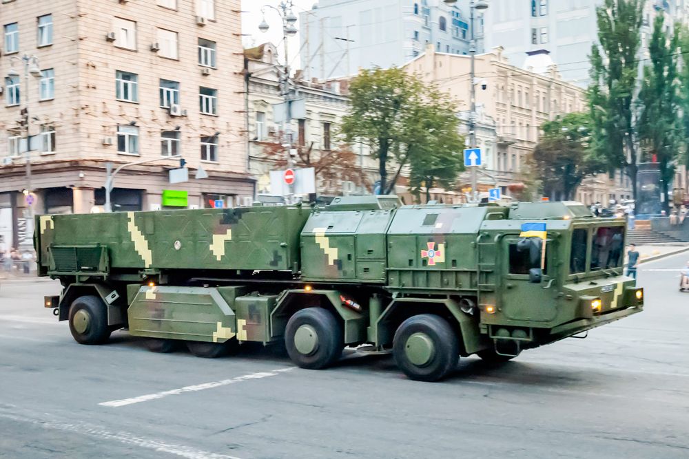 En prototyp av utskytningskjøretøy til det ukrainske ballistiske missilsystemet Sapsan/Hrim-2 ble vist frem i Kyiv i 2018. 