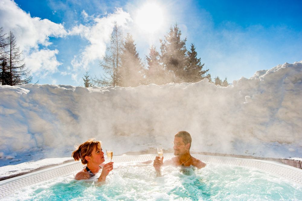 Svenske Expressen skrev at nordmenn vil drikke champagne i jacuzzien, mens svenskene må betale høyere kraftpris. Norden er ett stort strømmarked, og hvis nordmenn øker forbruket, går prisen opp i nabolandene.