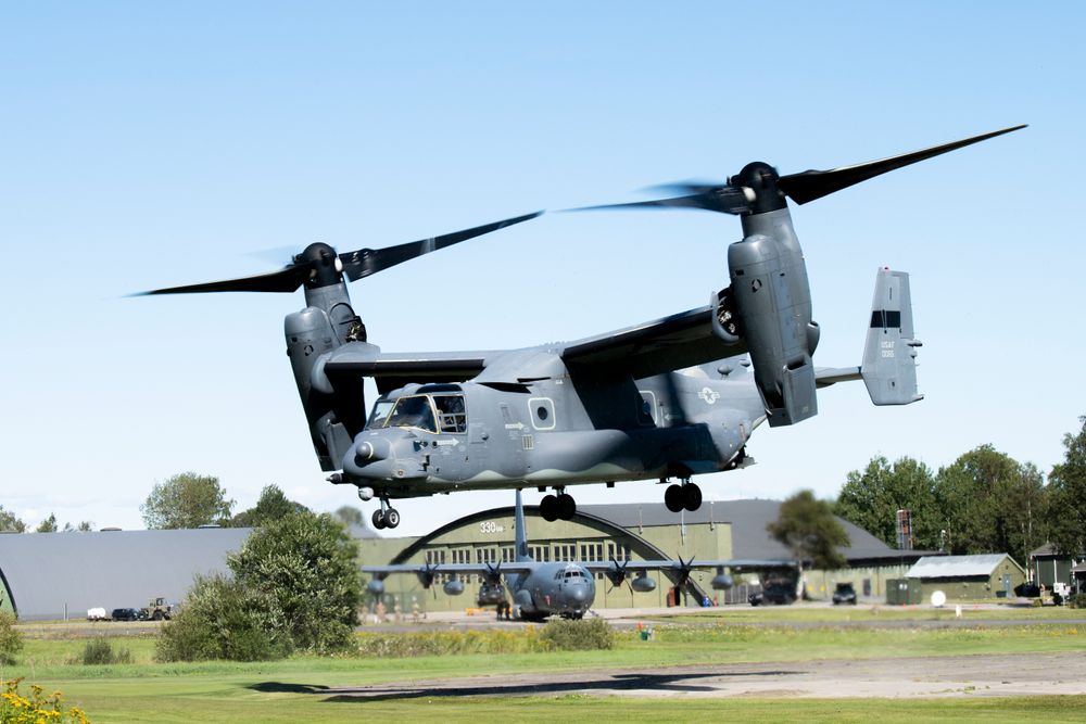 Et CV-22B Osprey tiltrotorfly, til daglig stasjonert på RAF Mildenhall i Storbritannia, tar av fra Rygge flystasjon under en øvelse i 2020. Nå er flytypen igjen tilbake på Rygge i forbindelse med en ny øvelse. Flyet i bakgrunnen er trolig en MC-130, en flytype som også deltar på øvelsen som pågår nå i oktober.