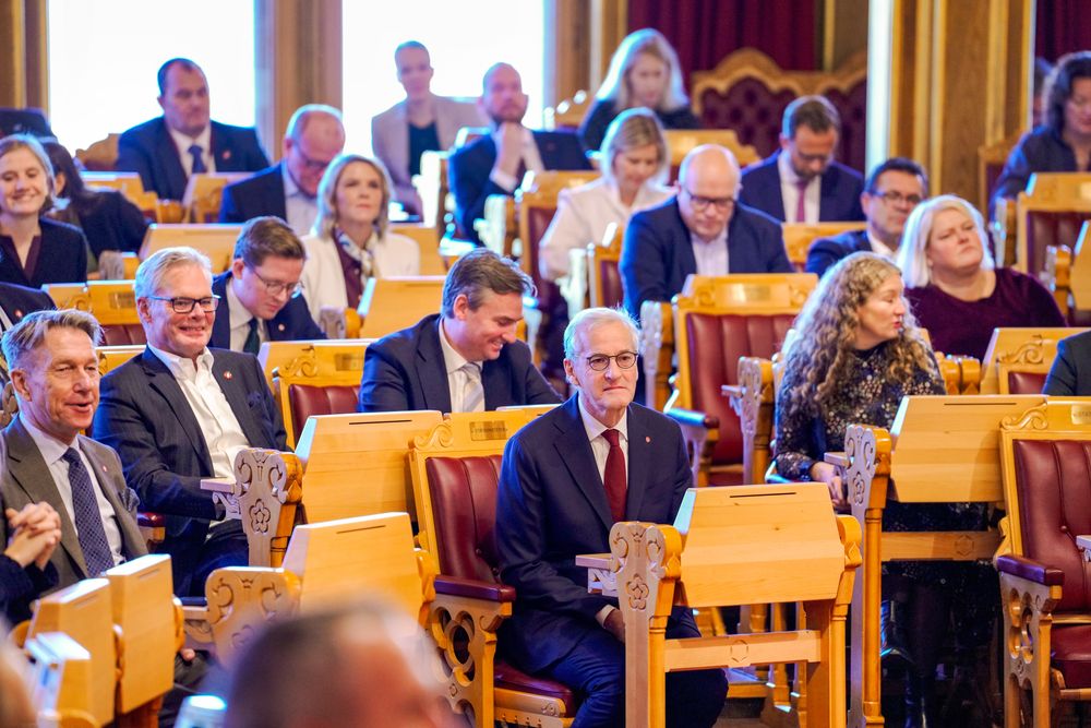 Statsminister Jonas Gahr Støre (Ap) vil vrake skipstunnelen på Stad, men får motstand i Stortinget.