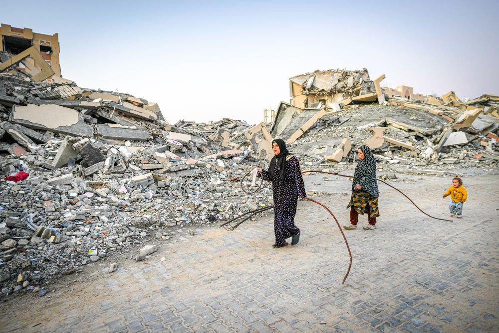 Enorme mengder ueksploderte bomber og annen ammunisjon skjuler seg i ruinene i Gaza, noe som gjør det livsfarlig for palestinere å vende tilbake til områdene Israelske fordrev dem fra.