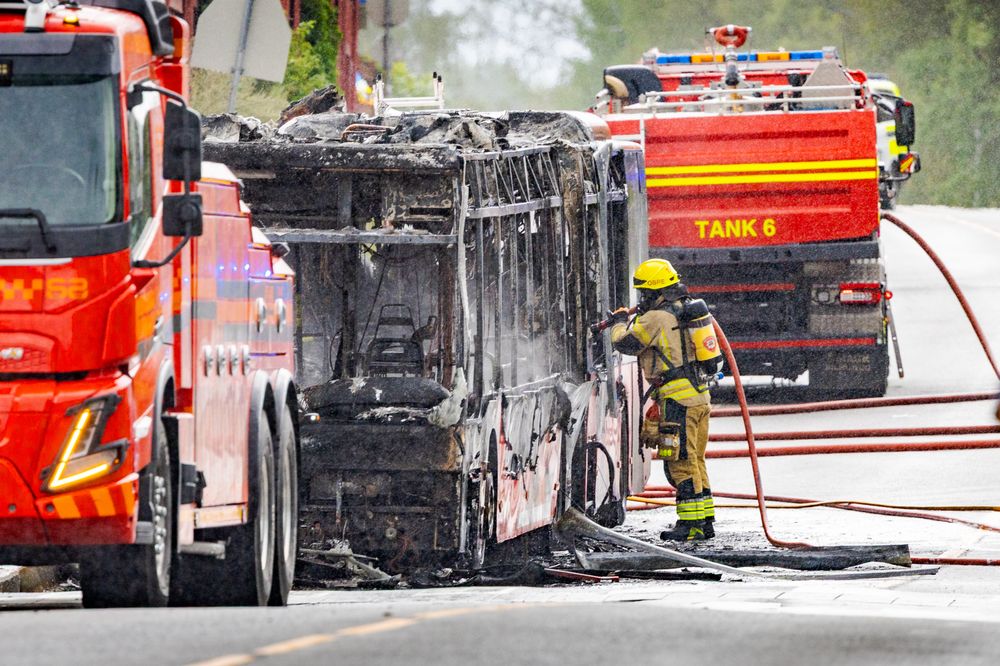 Nød- og beredskapsarbeidere skal få nytt nødnett i 2030. Til dette arbeidet er det bevilget 100 millioner kroner i statsbudsjettet for 2026. Illustrasjonsbildet er fra brann i en buss på Skullerud tidligere i 2025.