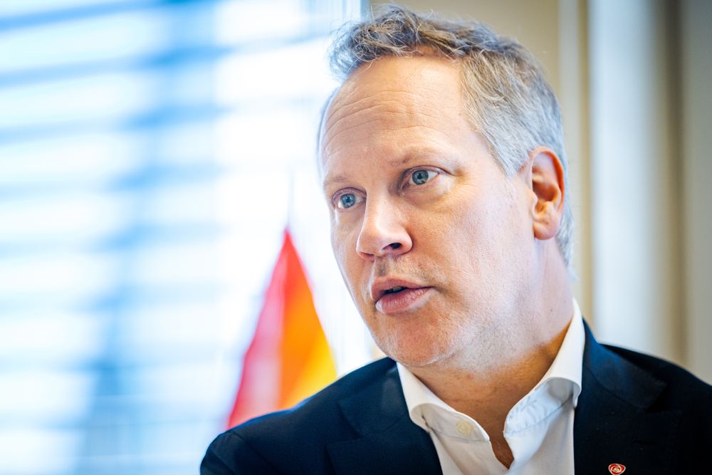 Samferdselsminister Jon-Ivar Nygård vil ikke kvitte seg med de kinesiske bussene.
