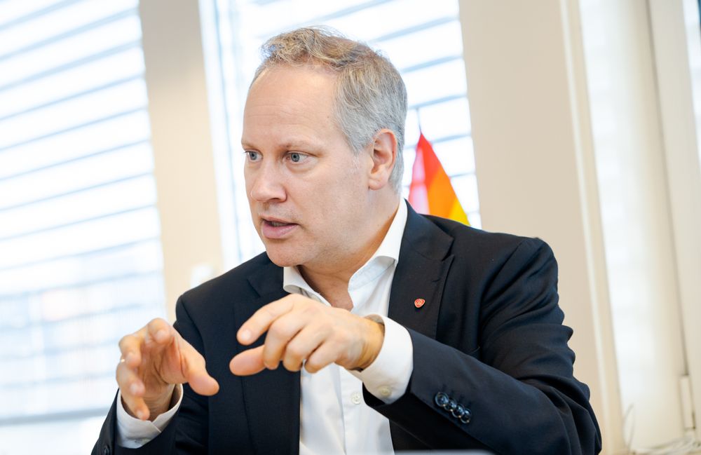 Samferdselsminister Jon-Ivar Nygård presiserer at Hamar jernbanestasjon skal bygges om, et tiltak som han foreslår 200 millioner kroner til i statsbudsjettet for 2026.  