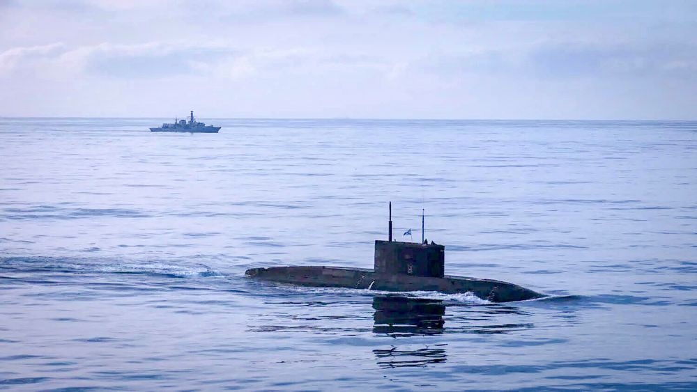 Den russiske angrepsubåten Novorossijsk og et britisk marinefartøy fotografert når Storbritannia i oktober 2025.