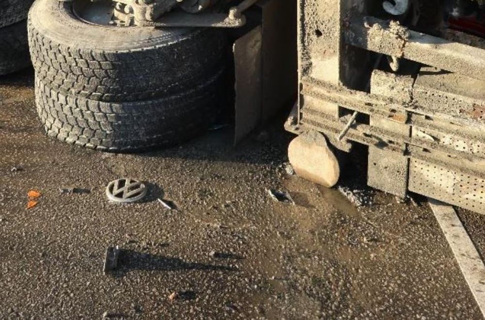 Varebilens frontemblem ble funnet bak bakerste aksling til betongbilen