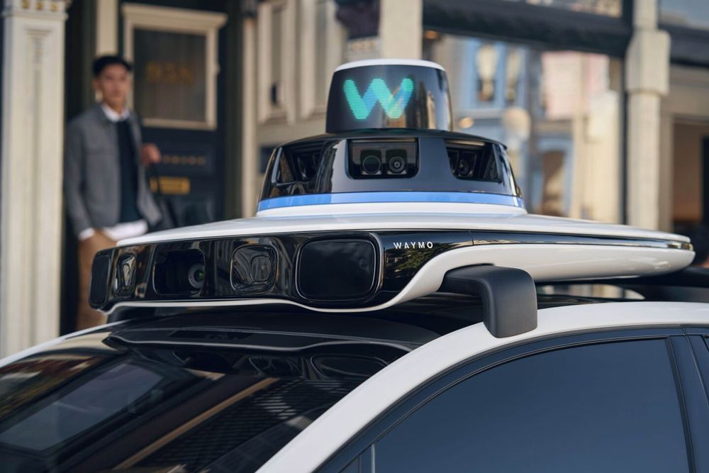 Waymos egenutviklede system for selvkjørende biler, Waymo Driver, er kommet til femte generasjon og benytter en kombinasjon af lidar-, radar- og kamerasensorer. Neste år trenger du ikke reise lenger enn til London for å sjekke ut hvor godt systemet fungerer.