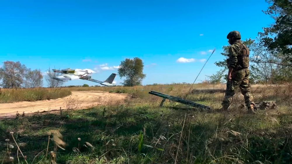 Dette bildet fra det russiske forsvarsdepartementet skal vise en russisk soldat i Ukraina som sender av gårde en drone. Ukrainere som oppdager droner, kan varsle myndighetene med en app.